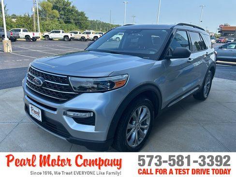 Used 2021 Ford Explorer XLT w/ Equipment Group 202A AWD/4WD image 7