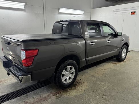 Used 2017 Nissan Titan SV image 10