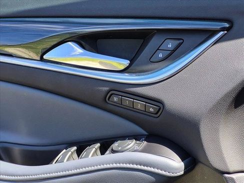 Used 2018 Buick Enclave Premium w/ Experience Buick Package FWD image 2