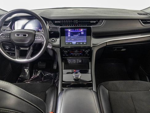 Used 2023 Jeep Grand Cherokee L Laredo image 27