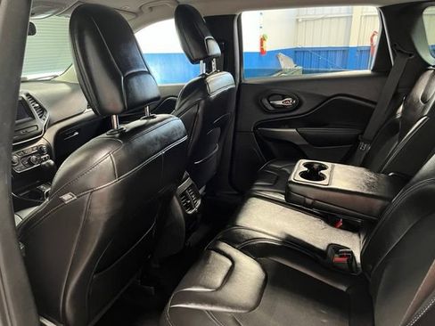Used 2019 Jeep Cherokee Latitude Plus FWD image 17