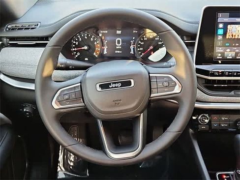 Used 2025 Jeep Compass Latitude image 22