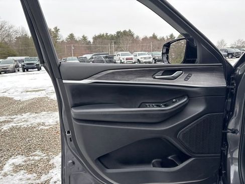 Used 2023 Jeep Grand Cherokee Limited image 25