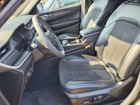 Used 2023 Jeep Grand Cherokee L Laredo image 38