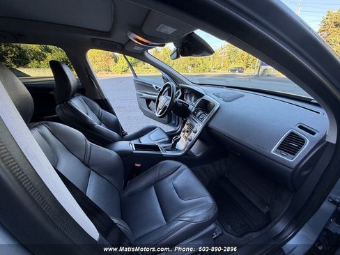 Used 2017 Volvo XC60 T6 Dynamic w/ Advanced Package image 10