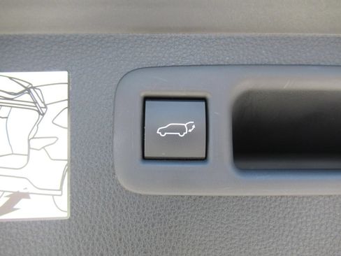 Used 2023 Toyota Highlander Limited FWD image 38