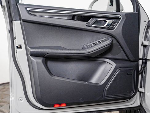 Certified 2026 Porsche Macan AWD/4WD image 29
