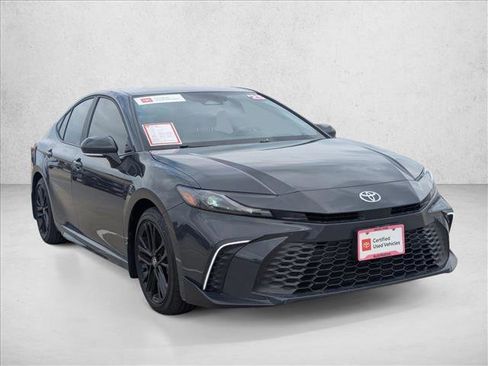 Used 2025 Toyota Camry SE image 3