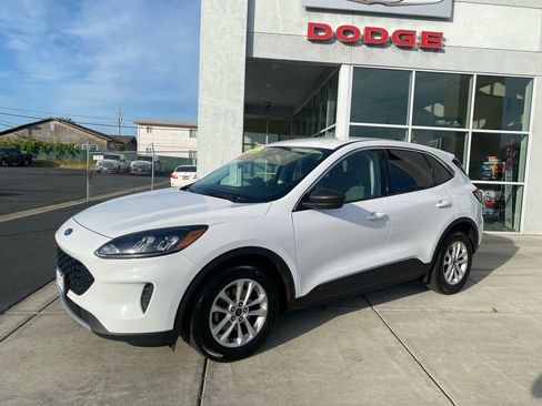 Used 2022 Ford Escape SE image 2