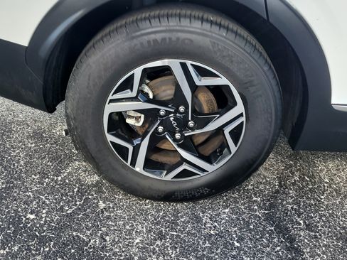 Used 2025 Kia Sportage LX image 9