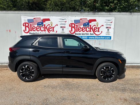 Used 2023 Chevrolet TrailBlazer LT w/ Convenience Package FWD image 2