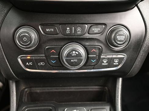 Used 2019 Jeep Cherokee Limited FWD image 22