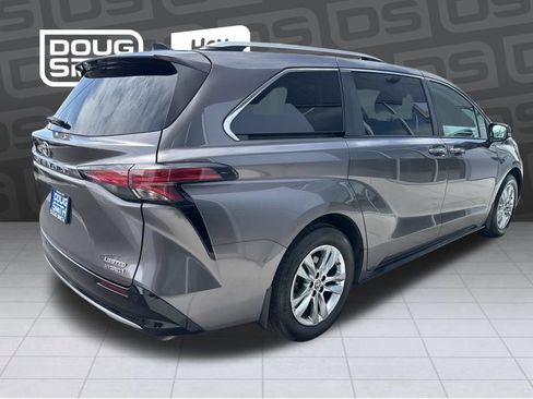 Used 2023 Toyota Sienna Limited AWD/4WD image 4