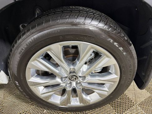 Used 2024 Toyota Highlander Limited FWD image 21