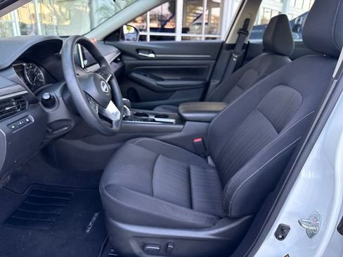 Used 2025 Nissan Altima 2.5 SV image 9