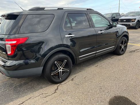 Used 2015 Ford Explorer XLT w/ Equipment Group 202A AWD/4WD image 16