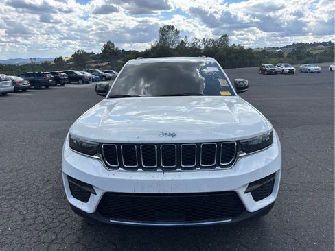 Used 2024 Jeep Grand Cherokee Laredo X AWD/4WD image 2