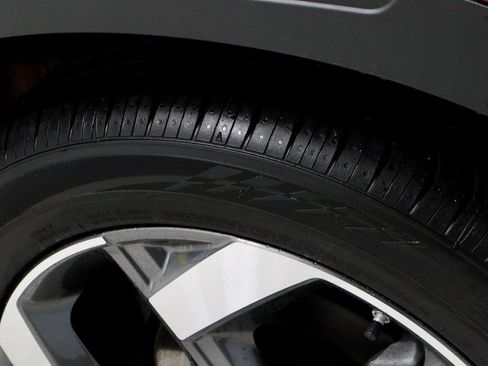 Certified 2025 Hyundai Venue SEL image 23