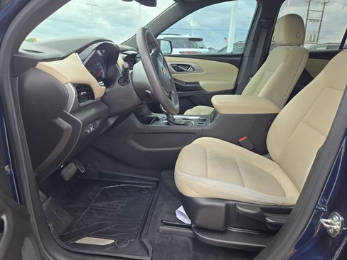 Used 2022 Chevrolet Traverse LS image 9