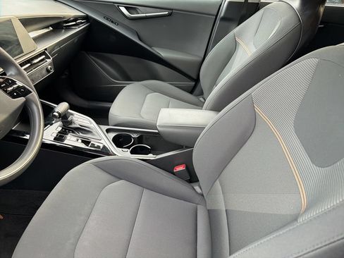 Used 2025 Kia Niro LX FWD image 8