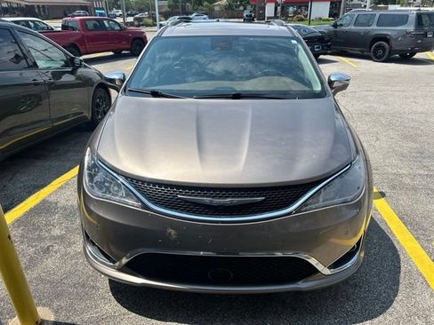 Used 2017 Chrysler Pacifica Limited w/ UConnect Theater Package FWD image 2