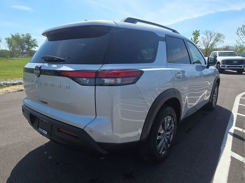 Used 2025 Nissan Pathfinder SV image 8