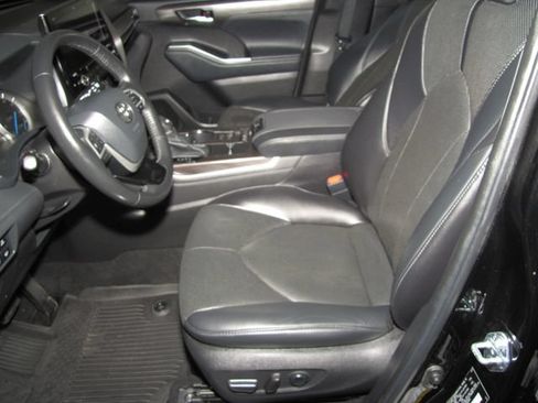 Used 2022 Toyota Highlander Limited FWD image 10