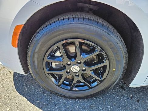 Used 2024 Chrysler Pacifica Touring-L FWD image 15