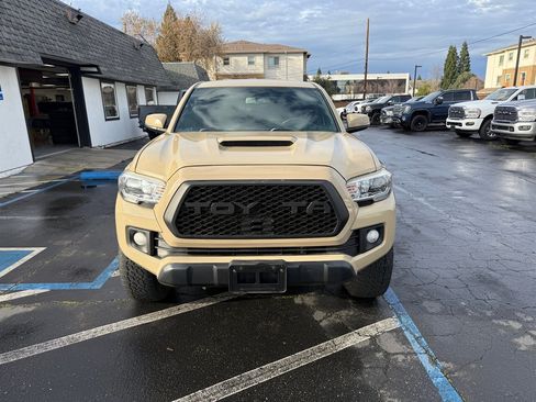 Used 2017 Toyota Tacoma TRD Off-Road w/ Tow Package (A/T) image 2