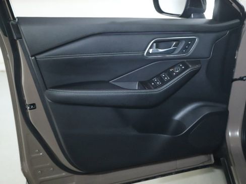 Used 2025 Nissan Rogue Platinum w/ Tech Package AWD/4WD image 16