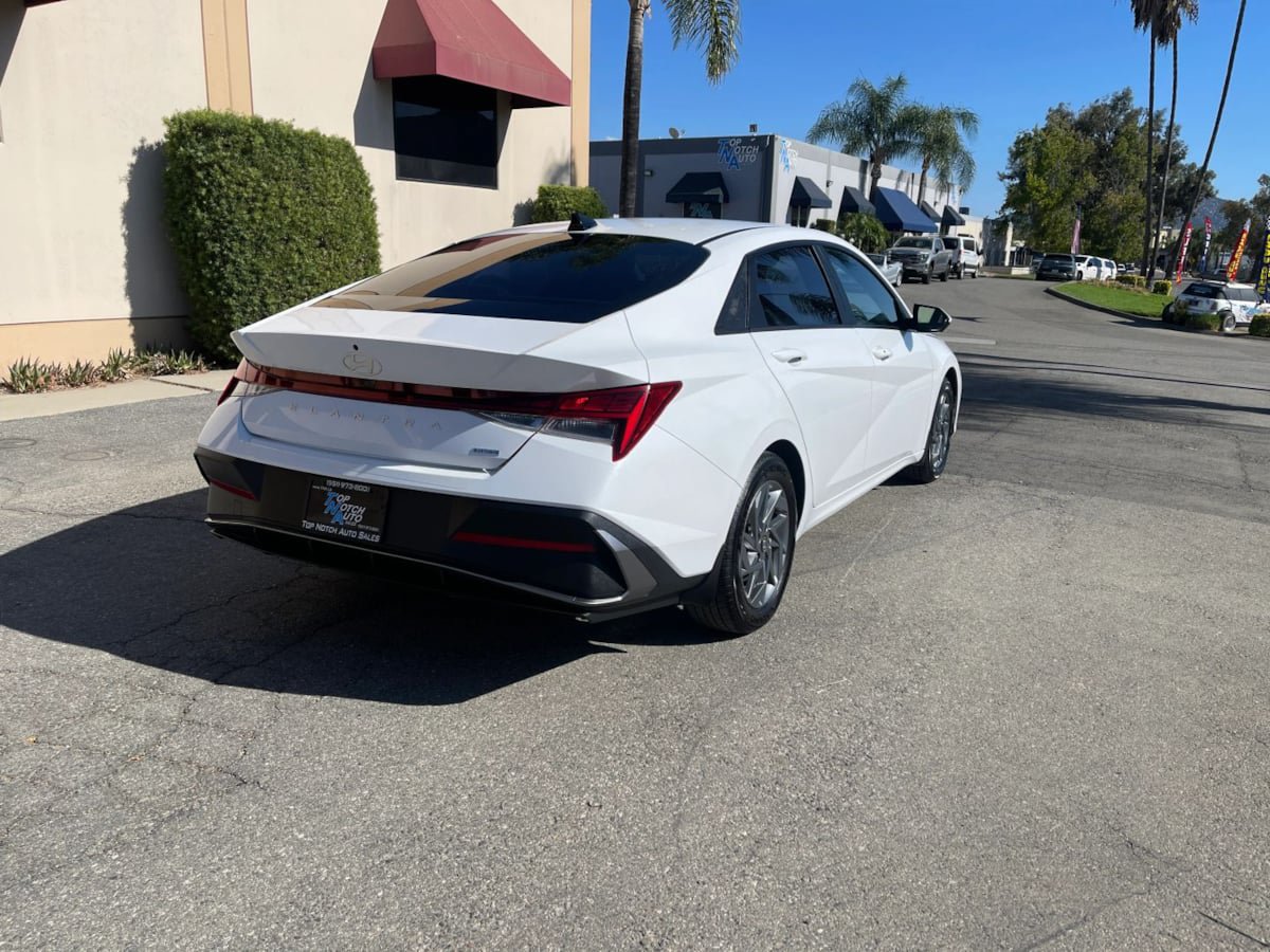 Used 2024 Hyundai Elantra Blue FWD image 5