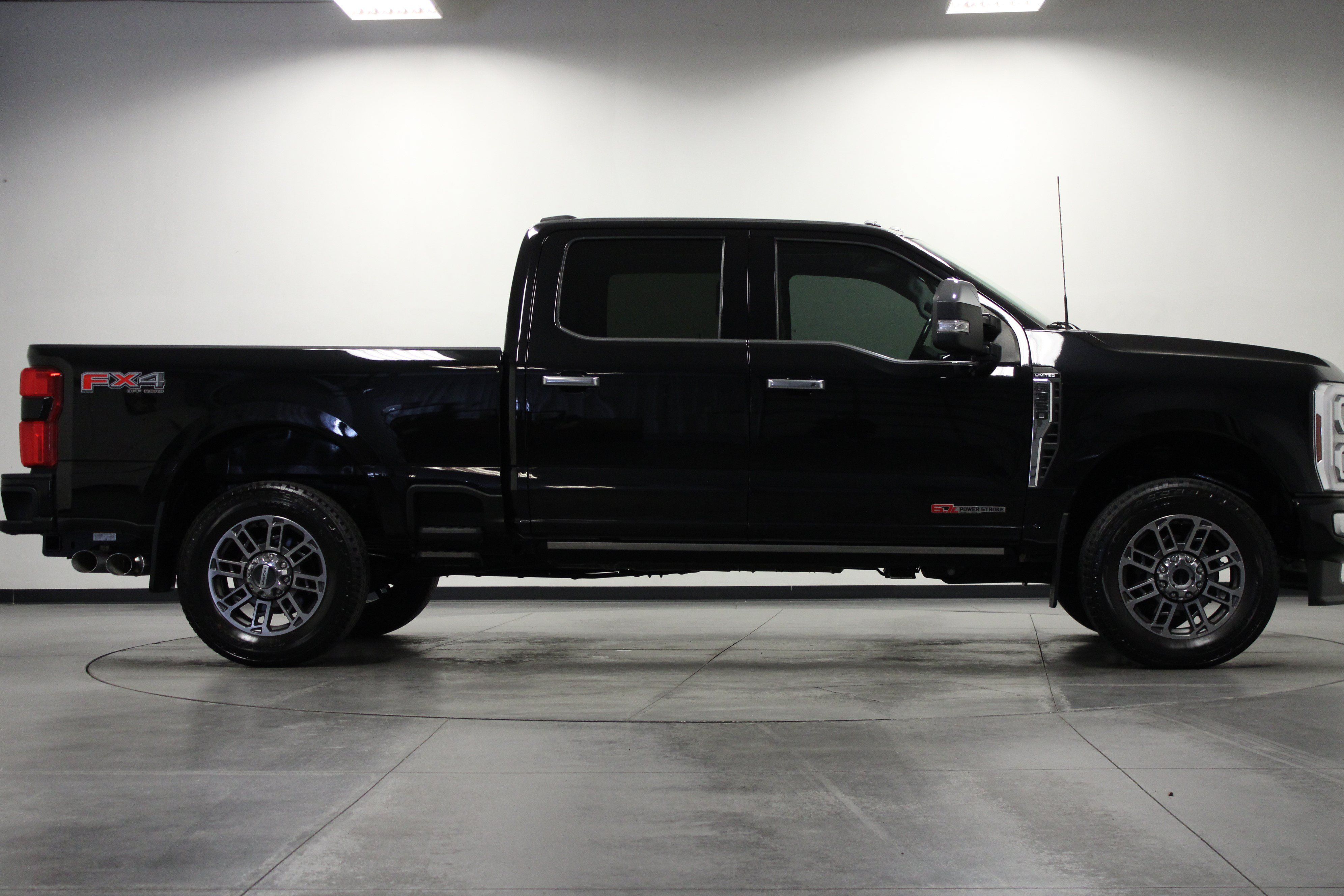 Used 2024 Ford F350 Limited w/ FX4 Off-Road Package AWD/4WD image 3