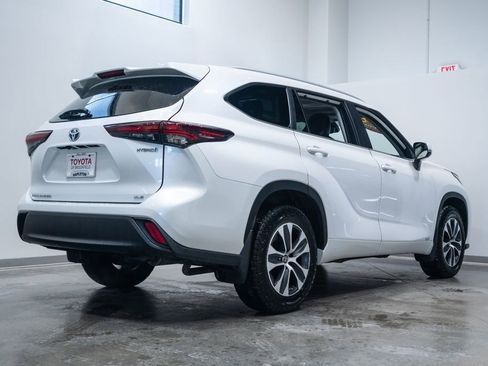 Certified 2024 Toyota Highlander XLE image 8