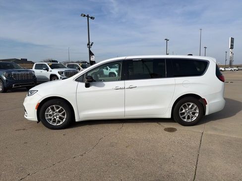 Used 2024 Chrysler Pacifica Touring-L image 18