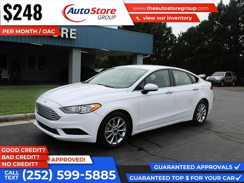 Used 2017 Ford Fusion SE w/ Fusion SE Technology Package FWD image 2