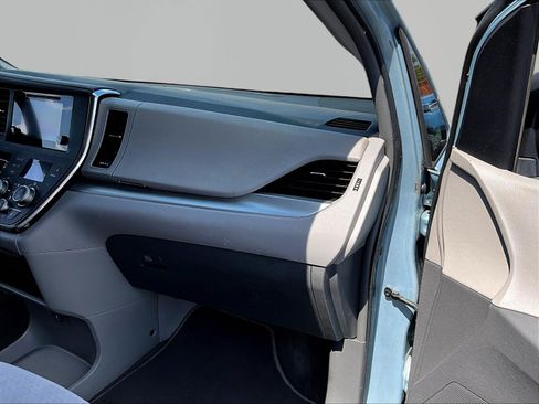 Used 2015 Toyota Sienna LE FWD image 27