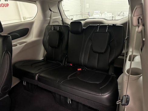 Certified 2024 Chrysler Pacifica Touring-L image 24