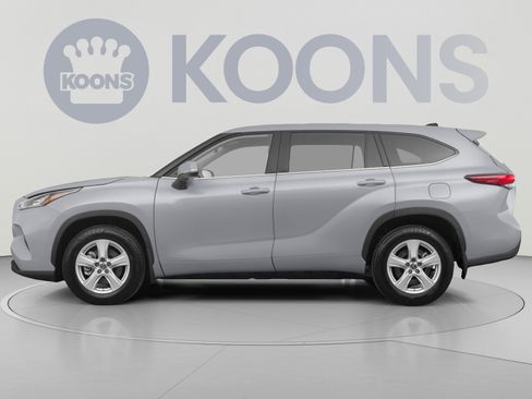 Used 2024 Toyota Highlander LE FWD image 2