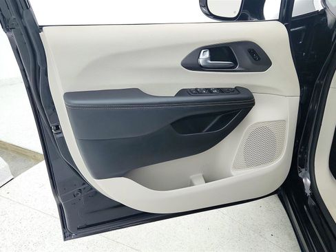 Used 2024 Chrysler Pacifica Touring-L image 27