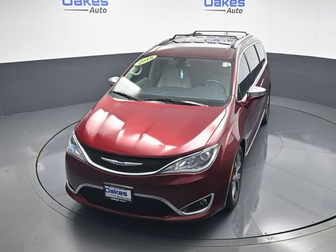 Used 2018 Chrysler Pacifica Limited image 49