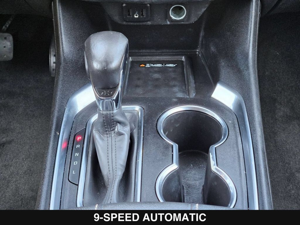 Used 2022 Chevrolet Traverse LT FWD image 22