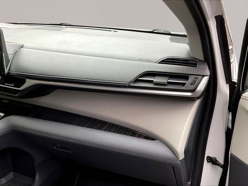 Used 2022 Toyota Sienna Limited image 27