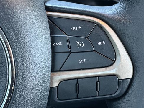 Used 2017 Jeep Renegade Latitude w/ Cold Weather Group image 24