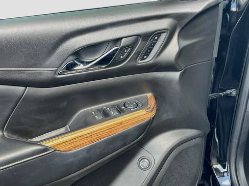 Used 2019 GMC Acadia Denali w/ Technology Package FWD image 18