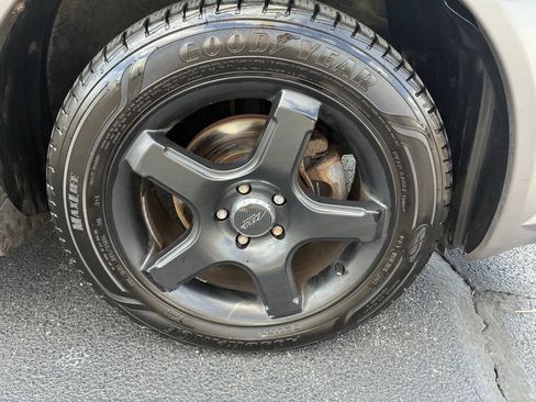 Used 2007 Pontiac Vibe w/ Sun And Sound Package FWD image 20