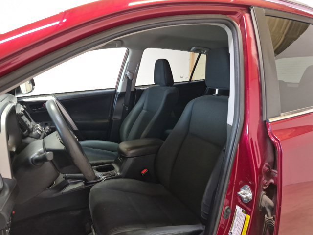 Used 2018 Toyota RAV4 LE FWD image 11