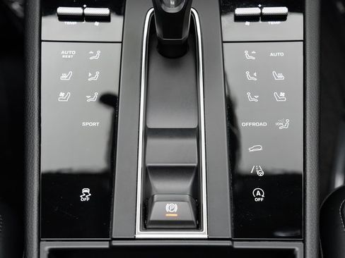 Used 2025 Porsche Macan image 21