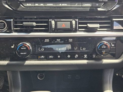 Used 2024 Nissan Pathfinder SV w/ SV Premium Package FWD image 18
