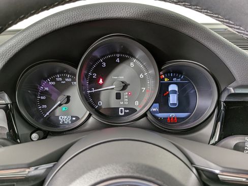 Certified 2025 Porsche Macan AWD/4WD image 16