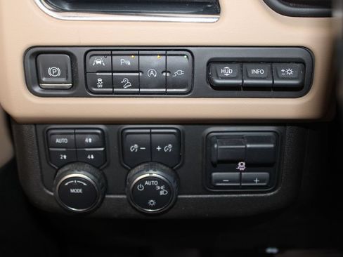 Used 2021 Chevrolet Tahoe Premier w/ Premium Package AWD/4WD image 26